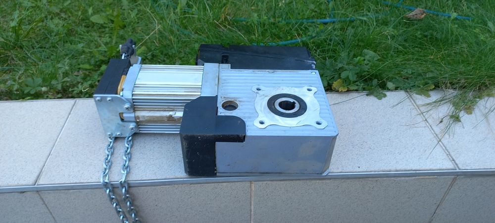 Motor cu reductor automatizare usa garaj