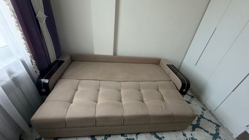 Диван трехместный