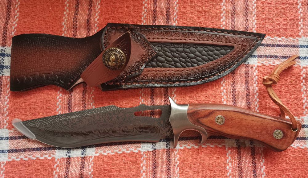 Ловен нож дамаска стомана сърцевина VG10 кожена кания