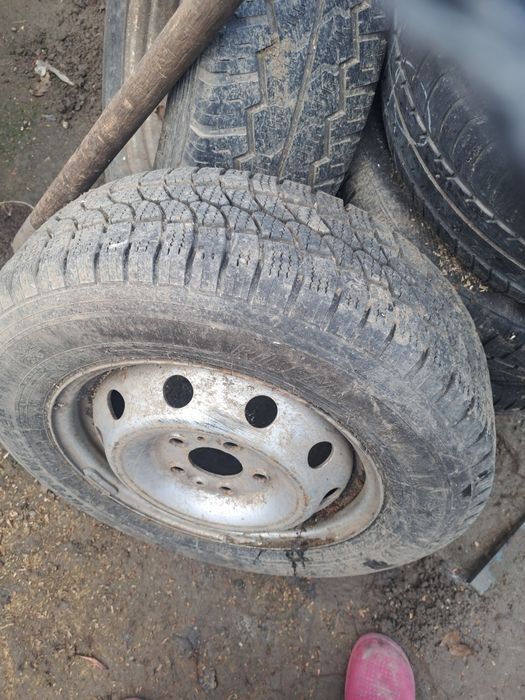 Cauciucuri diferite dimensiuni  și c uri