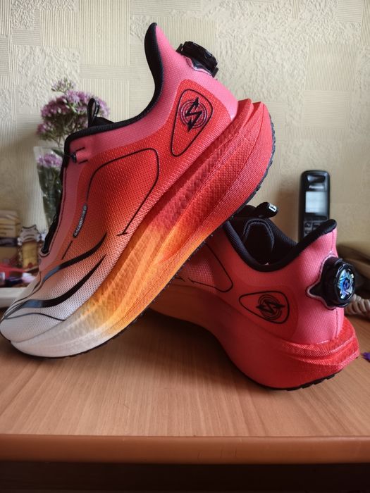 Продам новые кроссовки беговые.