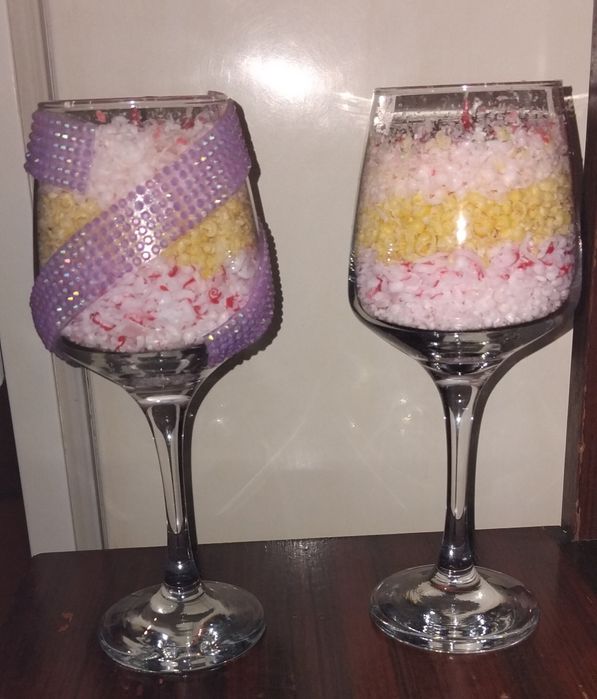 Ароматни свещи в чаши.