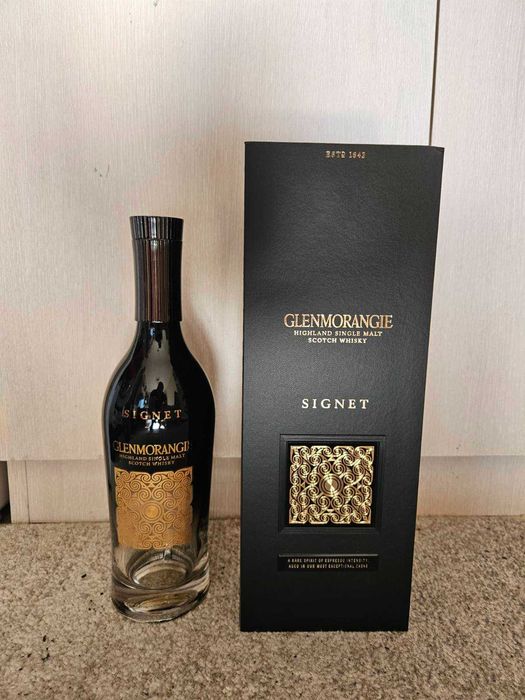 Бутилки от уиски в оригиналните им кутии