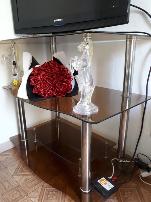 Продам стеклянный столик  под телевизор