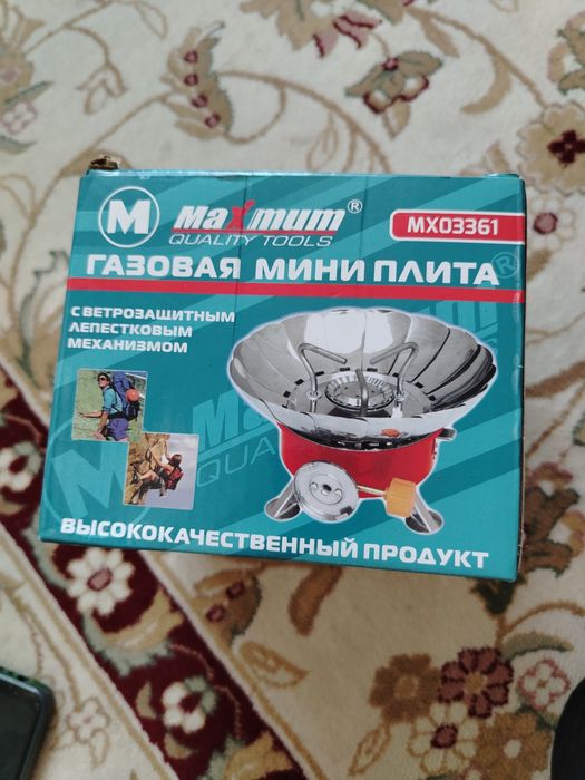 Маленькая газовая плитка и баллоны