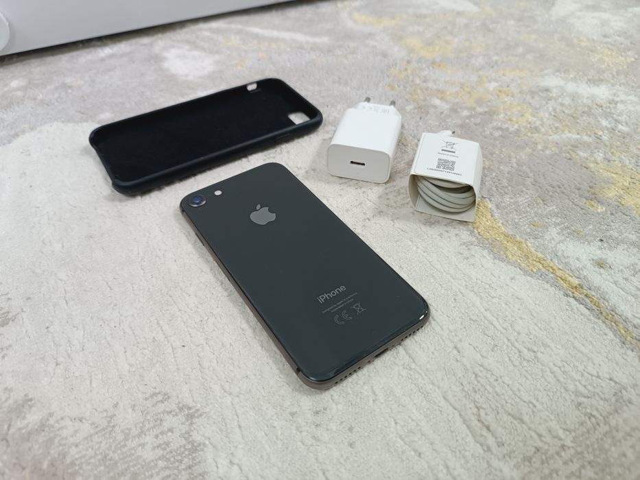 iPhone 8 в хорошем состоянии.