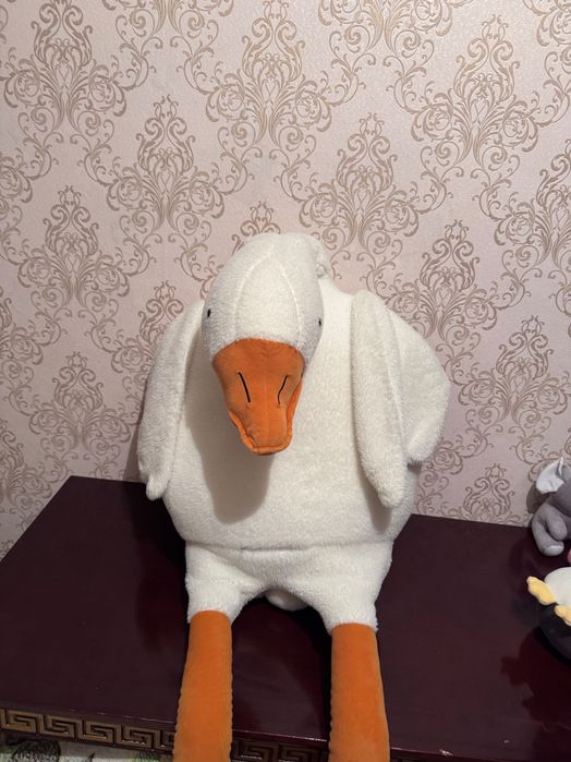 Белый большой гусь