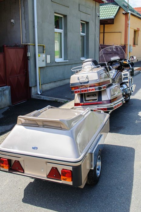 Honda Goldwing 1500, cu remorca.