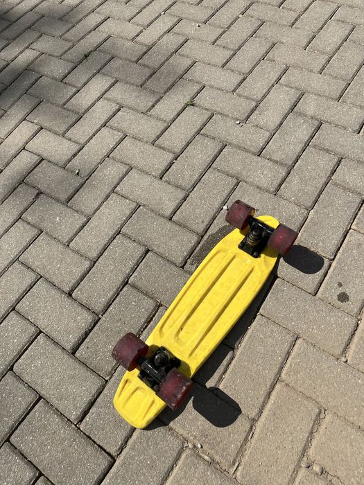 penny board galben cu roti rosii