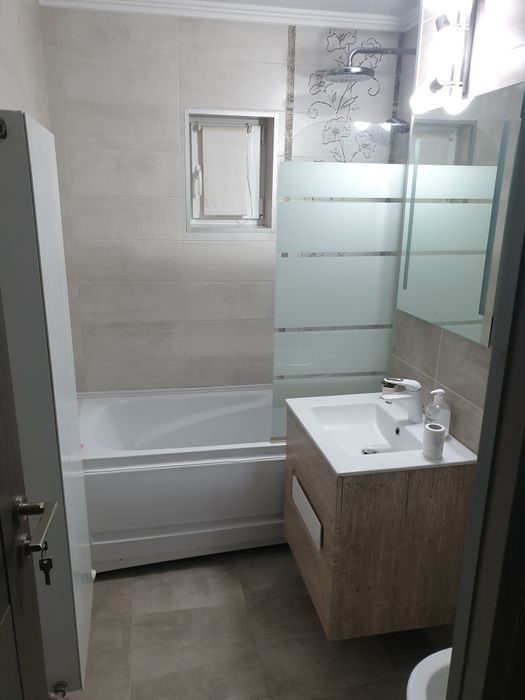 Apartament cu 3 camere decomandat,  renovat, mobilat si utilat