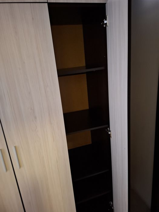 Трикрилен гардероб с надстройка