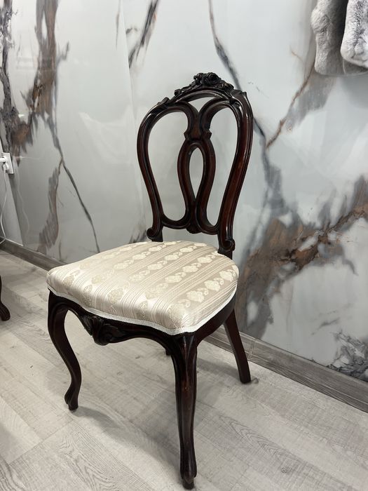 Стол в бароков стил с дърворезба