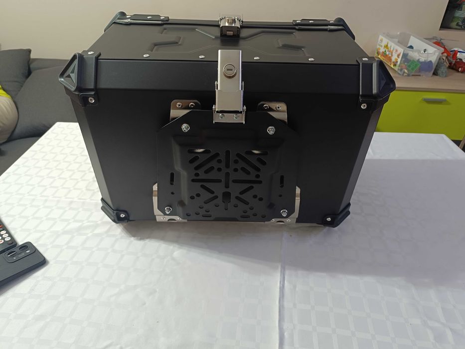 Куфар за мотоциклет универсален 45 литра чисто нов. 65 литра чисто нов