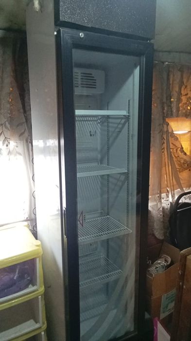 Холодильник витринный продам