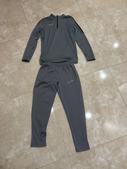 Сив спортен комплект на nike за деца. Размер 137-147