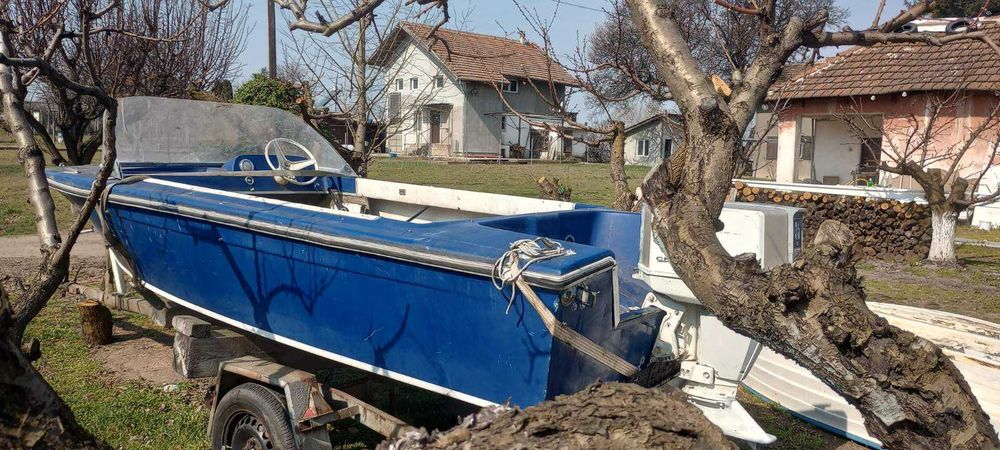 Моторна лодка с мотор и ремарке