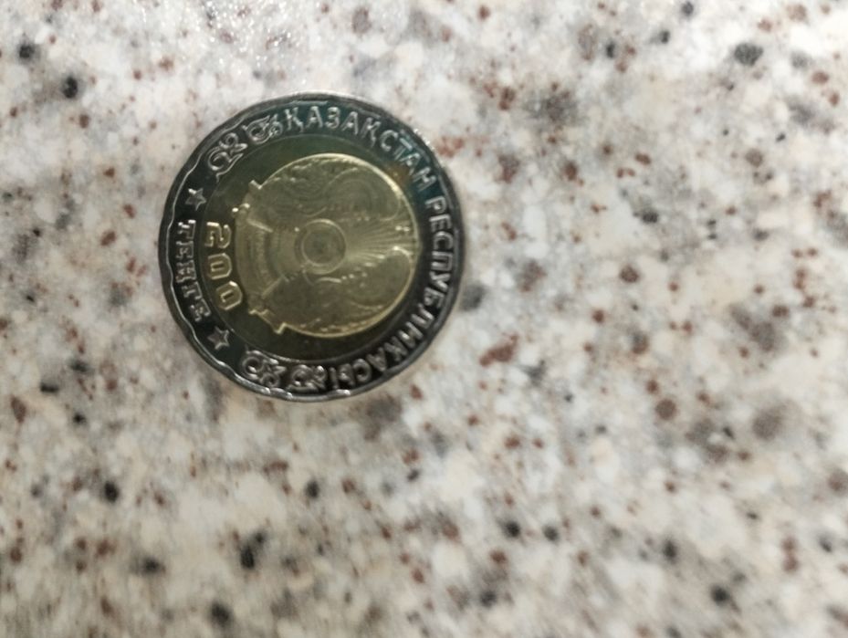 Продам коллекционые две монеты