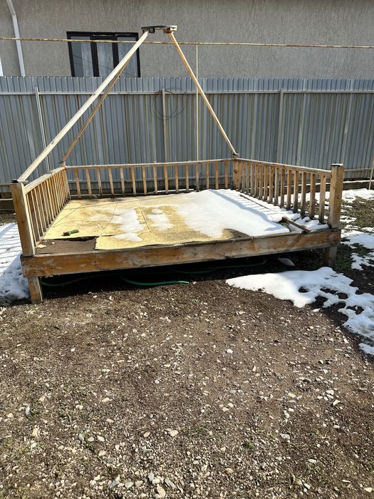 Продам топчан в среднем состояний