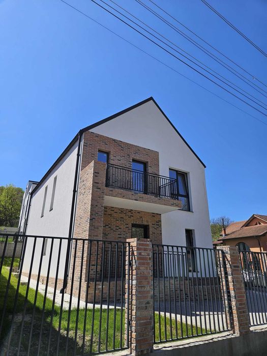 Casă individuală | 120 mp + pod înalt | 300 mp teren | Zona Vivo (Polus)