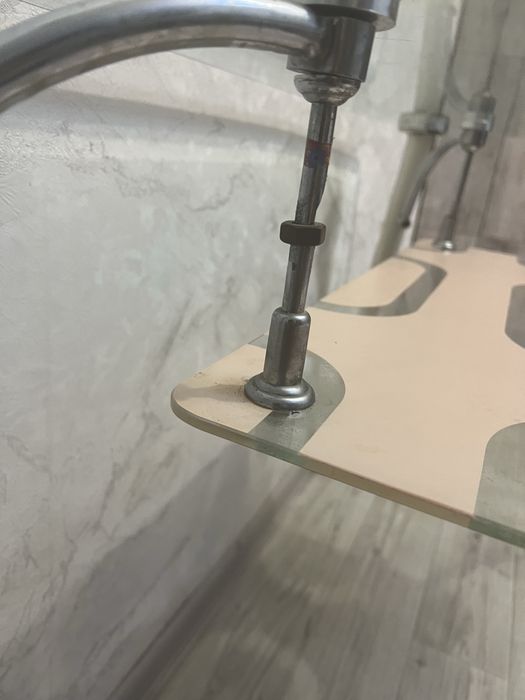 Продам стеклянный стол