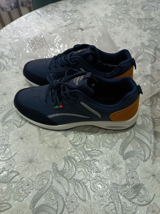 Продам кроссовки новые