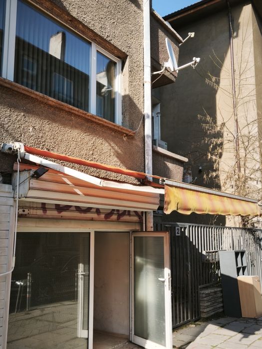 Тента със сгъваеми рамо