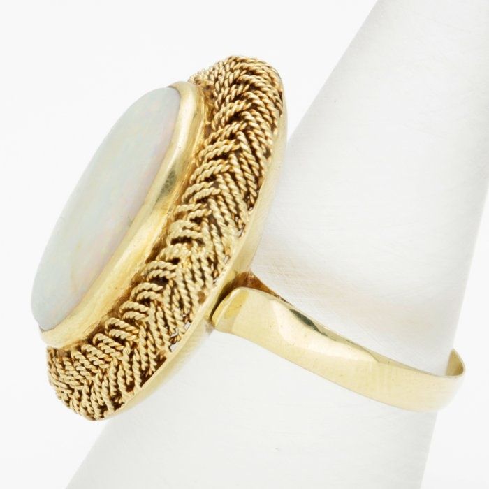 Inel vintage de aur  14 k cu opal natural alb. Greutate 7,3 grame.