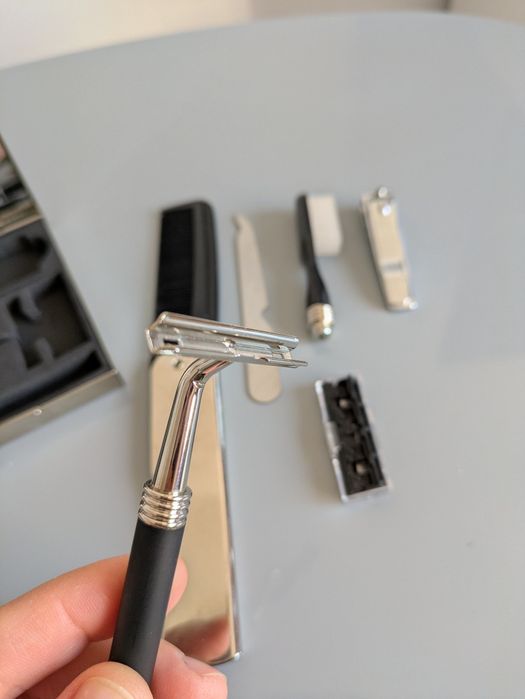 Мъжки сет за пътуване с гребен и нокторезачка