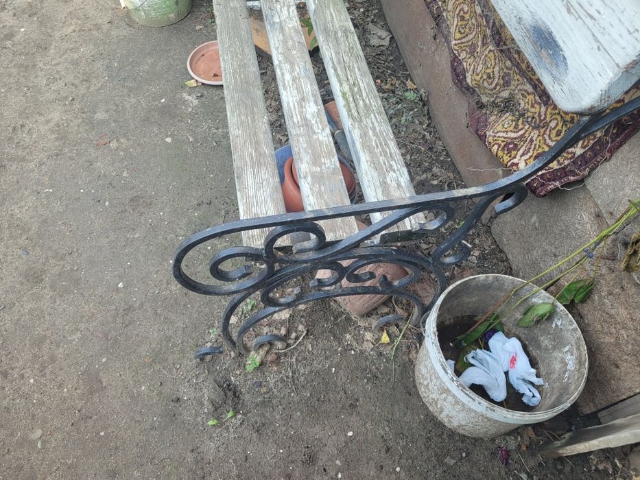 Продам лавку с кованными элементами.