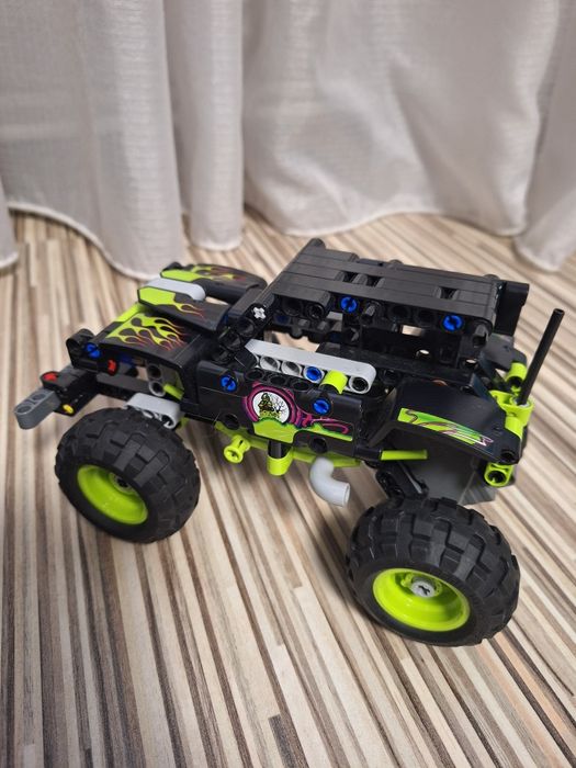 Lot Lego Technic Monster Jam Megalodon  si Grave Digger.