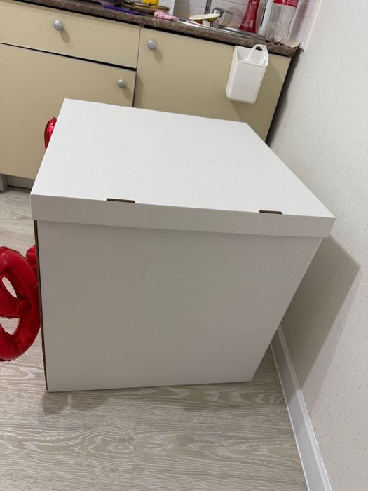 продается корзина и пустая коробка