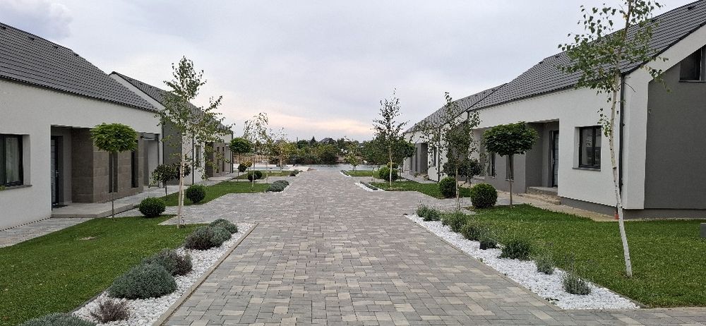 De vanzare casa cu piscina la lac Apa