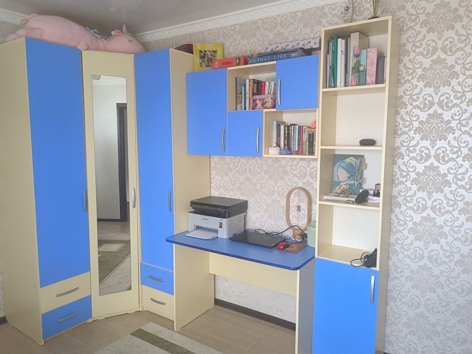Продам угловой шифоньет, стол с полками.