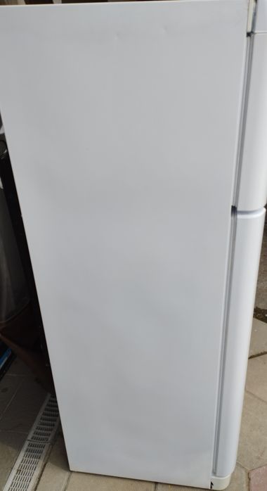 Продавам хладилник с камера indesit taan