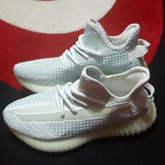 Adidasi Yeezy 350
