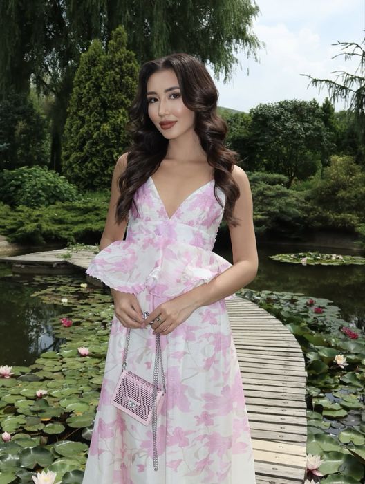 Нежное платье с баской