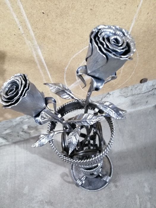 Кованая ваза с розами