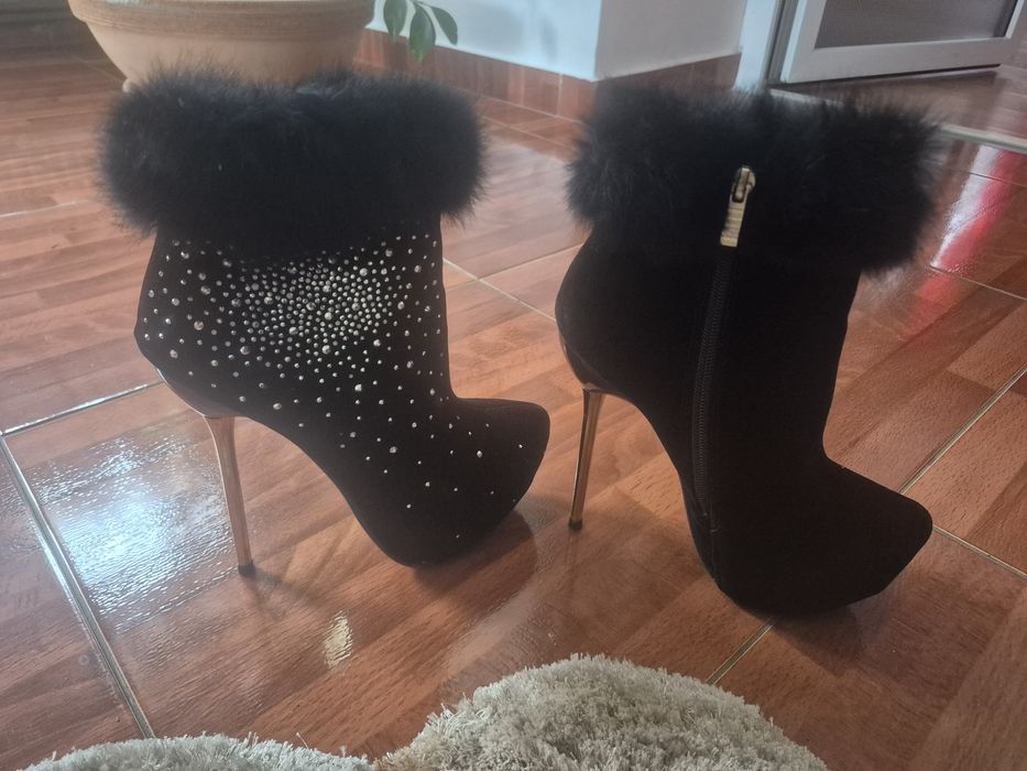 Ghete elegante de catifea cu ștrasuri