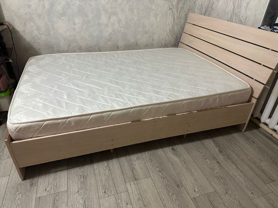 Продам кровать с матрасом