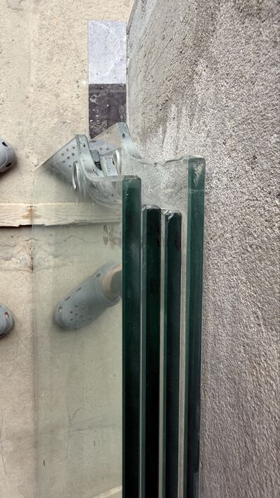 Kolyonniy oyna eshiklar 4 ta eni 88.5 sm boyi 2.20sm