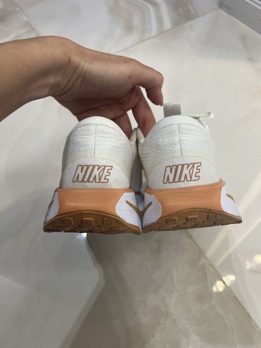 Дамски бели маратонки Nike