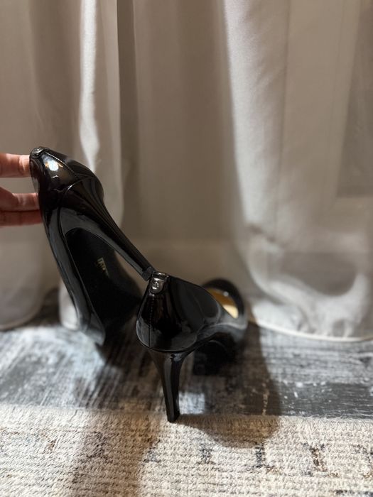 Лачени високи обувки Guess