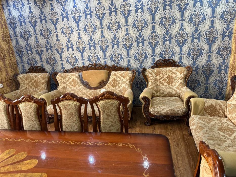 Продам комплект: стол на 12 человек + диван и кресла