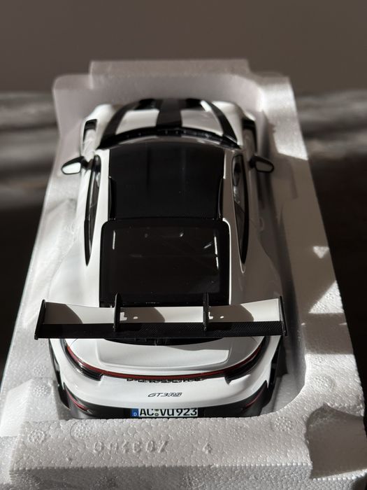 Колекционерски автомобил 1:18 Porsche 911 GT3 RS Norev