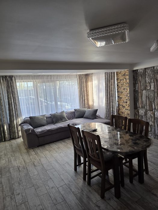 Închiriez apartament la vilă.