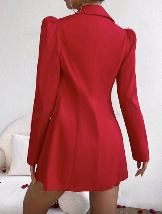Costum roșu cu nasturi decorativi