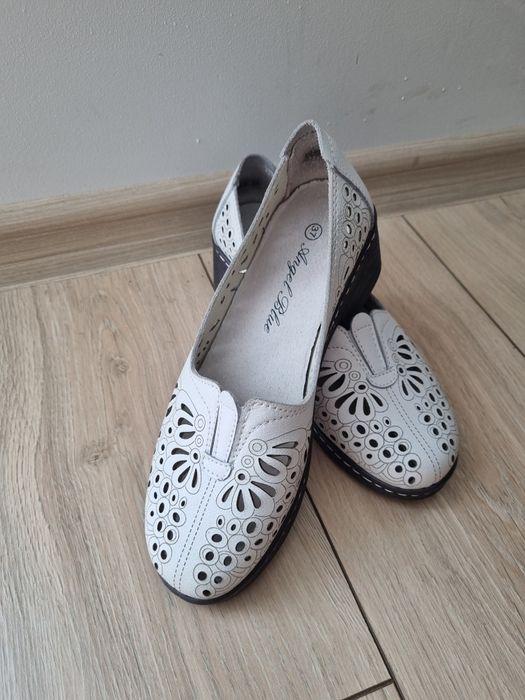 Pantofi / balerini albi din piele naturala marimea 37