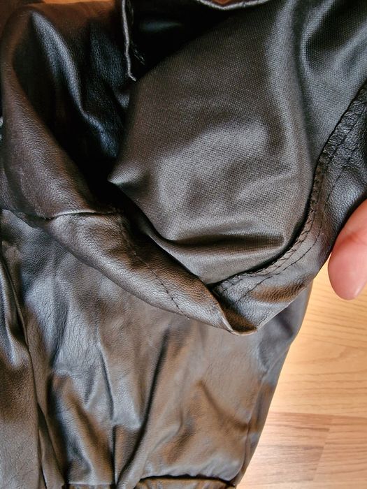 Pantaloni ce imita pielea negri