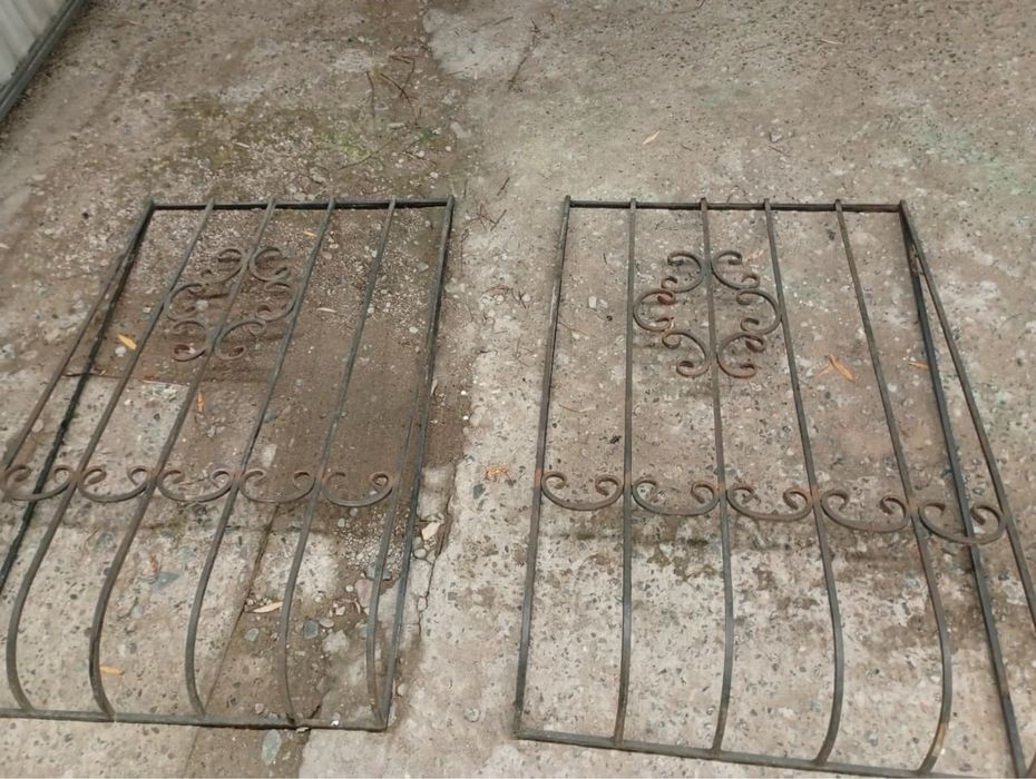 Продам две решетки на окна