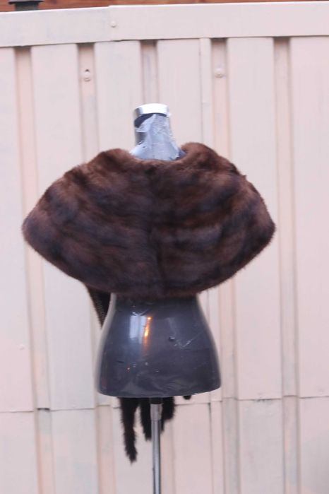 LUX SI ELEGANTA!Pretioasa capa de blana din vizon brun caramel .
